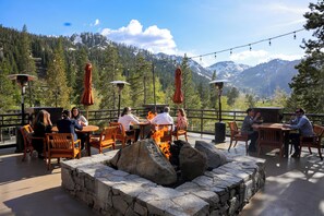 5 restaurants, breakfast, lunch, dinner served; American cuisine