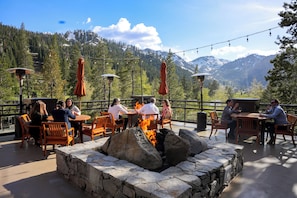 5 restaurants, breakfast, lunch, dinner served; American cuisine