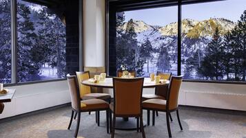 Päivittäinen buffetaamiainen (36 USD per henkilö)