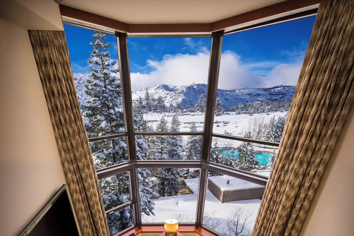 Ropa de cama de alta calidad y caja de seguridad en la habitación