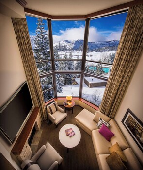 Suite, 1 Bedroom | Premium bedding, in-room safe, desk, blackout drapes at Everline Resort and Spa, Lake Tahoe