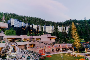 Courtyard at Everline Resort and Spa, Lake Tahoe