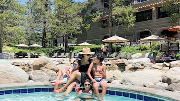 3 udendørs pools