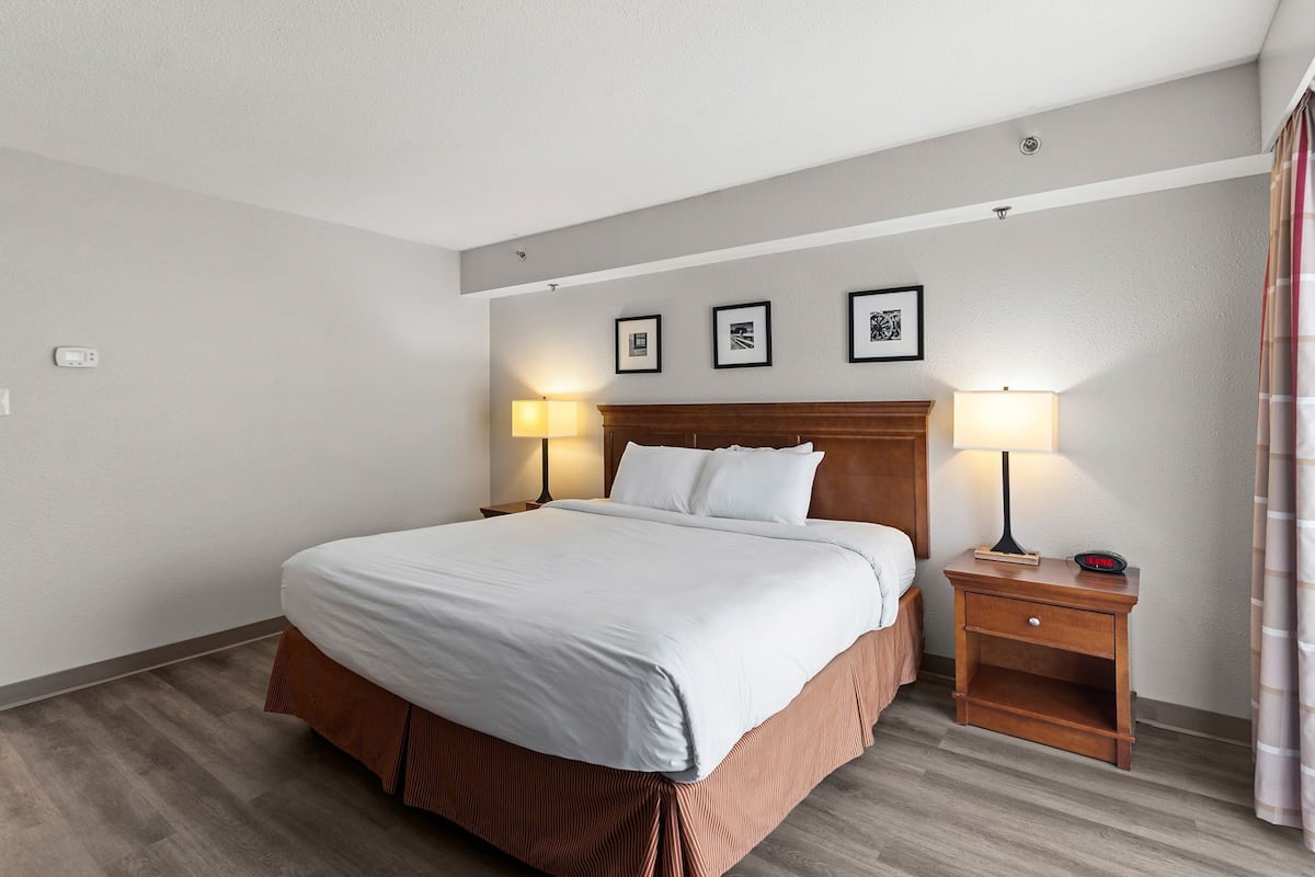1 bedroom, premium bedding, pillow-top beds, desk