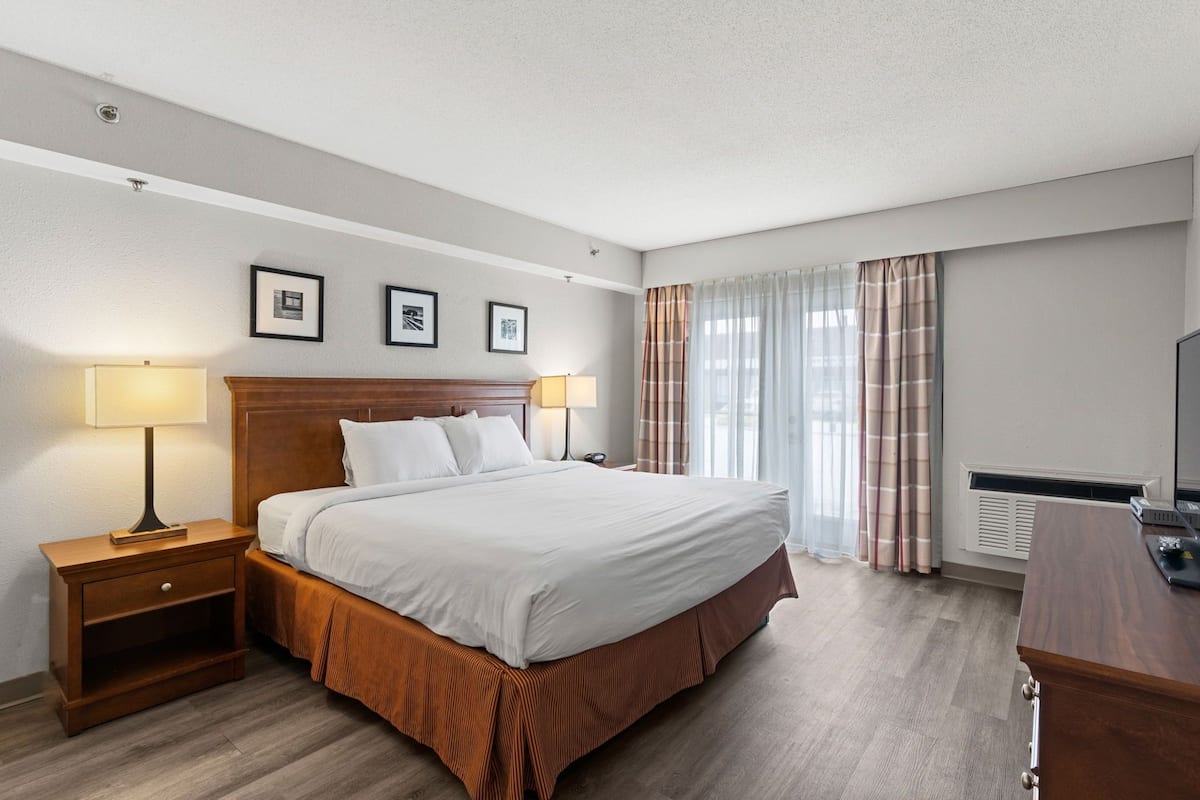 1 bedroom, premium bedding, pillow-top beds, desk