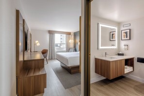 ملاءات من القطن المصري وألحفة محشوة بالريش وأسرّة بطبقة علوية مريحة