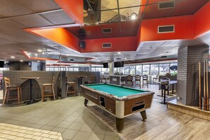 Breakfast, lunch, dinner served; American cuisine  - Comfort Inn Airport West (Mississauga)