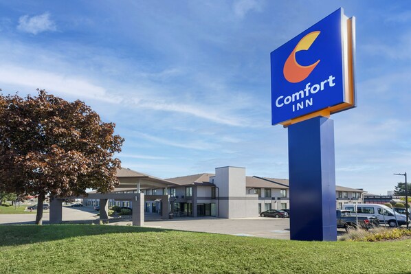 Property entrance - Comfort Inn Airport West (Mississauga)