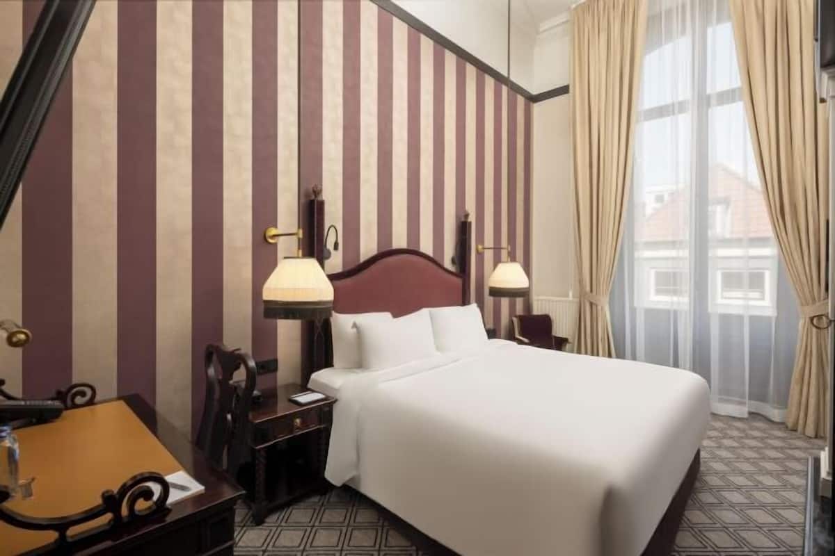 高档床上用品、客房内保险箱、办公桌、遮光窗帘