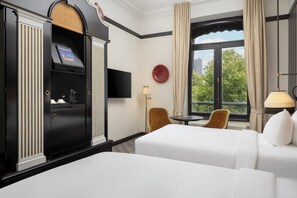 Quarto duplo executivo, 2 camas de solteiro | Roupas de cama premium, cofres nos quartos, escrivaninha