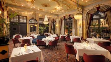 2 restaurants; ze serveren er ontbijt, lunch en diner