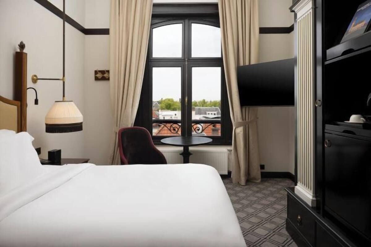 Premium bedding, in-room safe, desk, blackout drapes