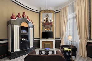 Junior Suite, 1 King Bed | Premium bedding, in-room safe, desk, blackout curtains