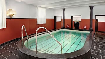 Indendørs pool