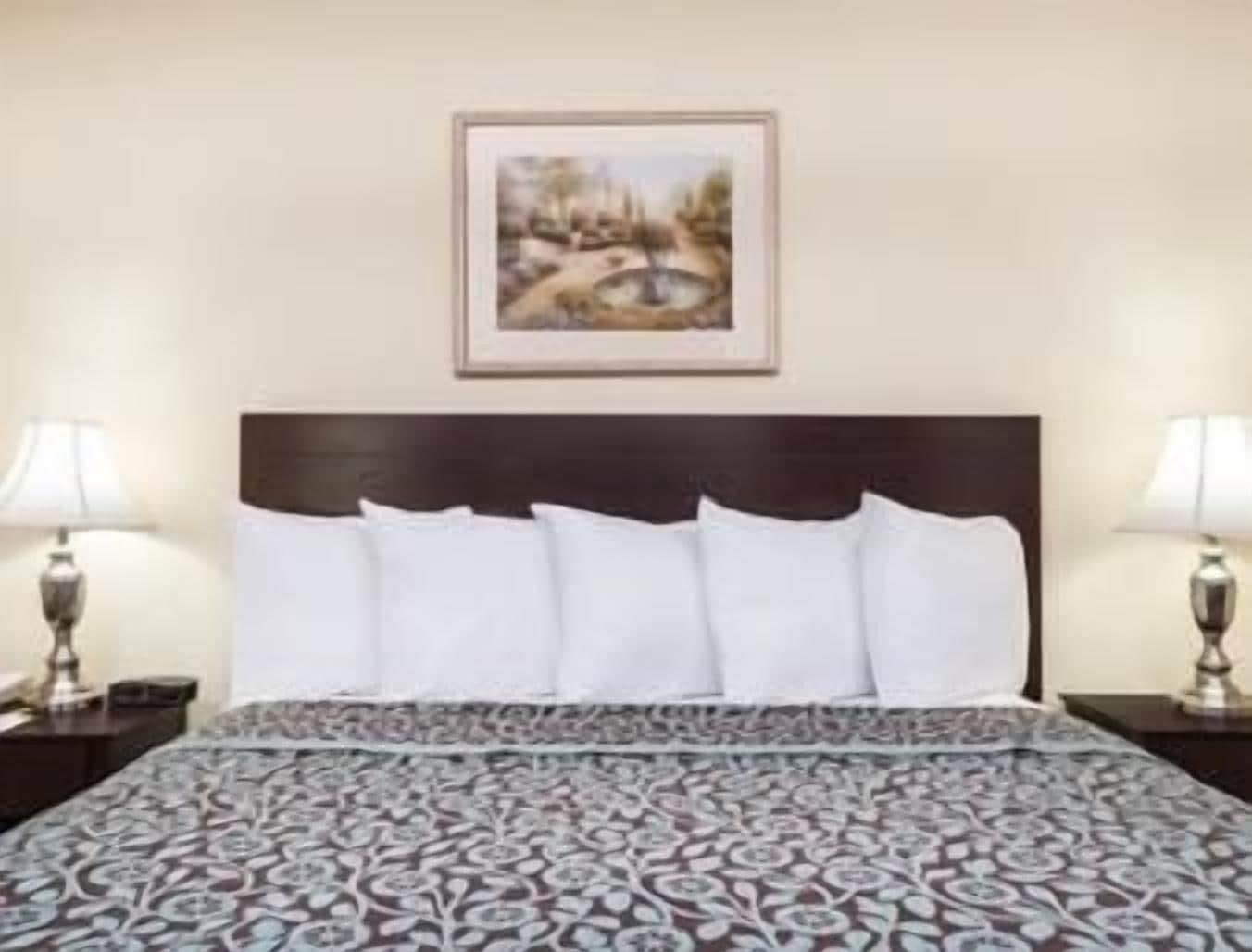 Escritorio, espacio para trabajar con laptop y cortinas blackout 