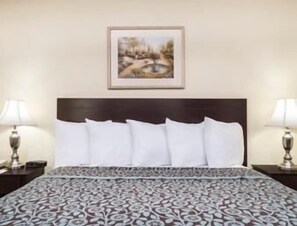 办公桌、笔记本电脑工作区、遮光窗帘、熨斗/熨衣板