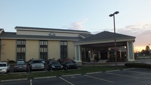 A Days Inn with a parking lot and a covered entrance. - Days Inn by Wyndham Indianapolis/Castleton (Indianapolis)