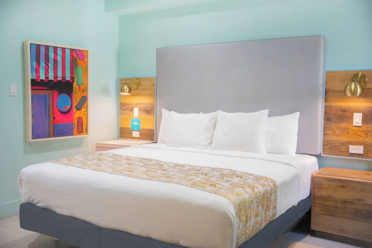 Standaard kamer, 1 kingsize bed, rolstoeltoegankelijke douche, op benedenverdieping | Pillowtop-bedden, een kluis op de kamer, verduisterende gordijnen