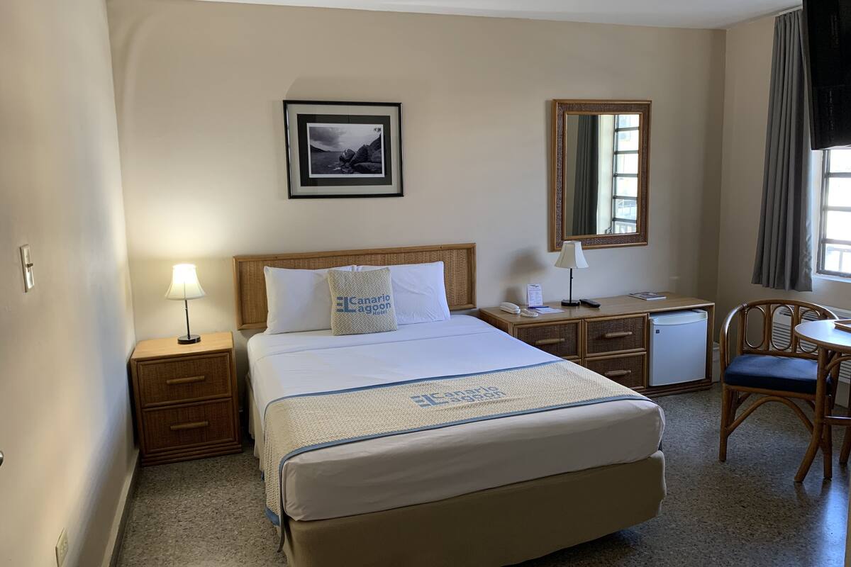 Standard Room, 1 King Bed | Pillowtop beds, blackout drapes, free WiFi, bed sheets