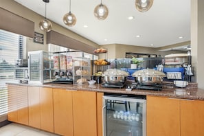 Petit déjeuner complet compris