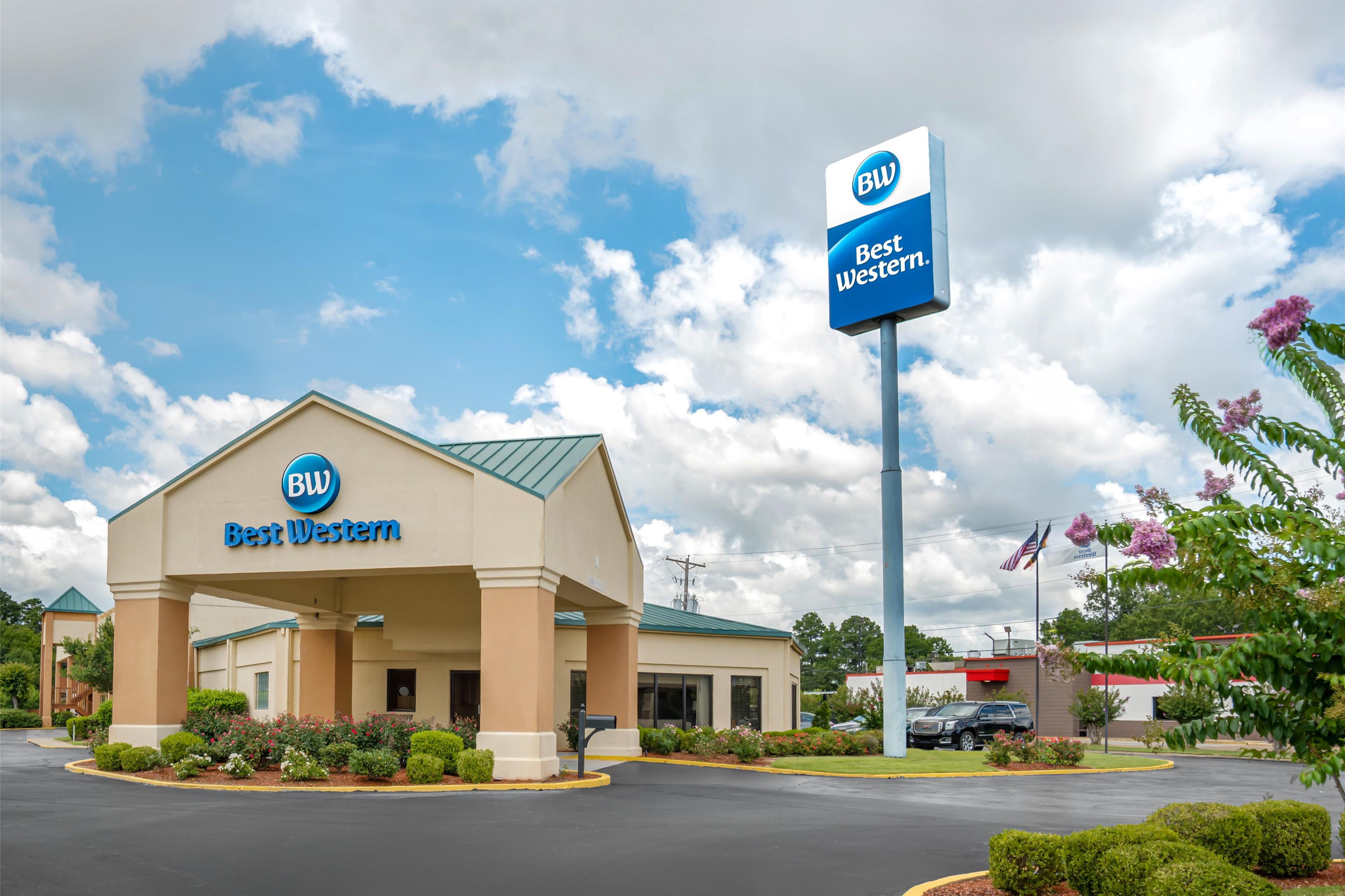 A Best Western hotel with a prominent sign, a covered entrance, and a parking lot.