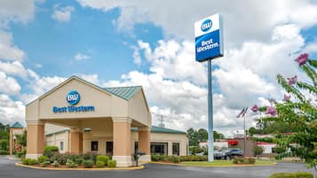 A Best Western hotel with a prominent sign, a covered entrance, and a parking lot.
