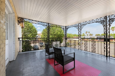 Caja de seguridad en la habitación y tabla de planchar con plancha