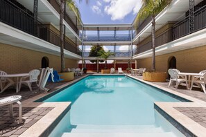 Piscine extérieure en saison