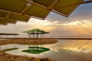 Private beach, free beach cabanas, sun loungers, beach umbrellas - Leonardo Club Hotel Dead Sea (Tamar)