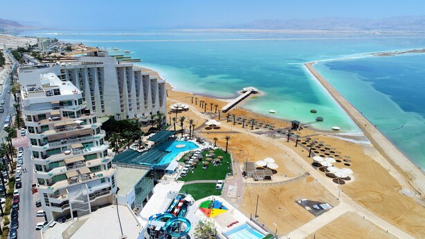Ein Resort mit Pool, Strand und Wasserpark.