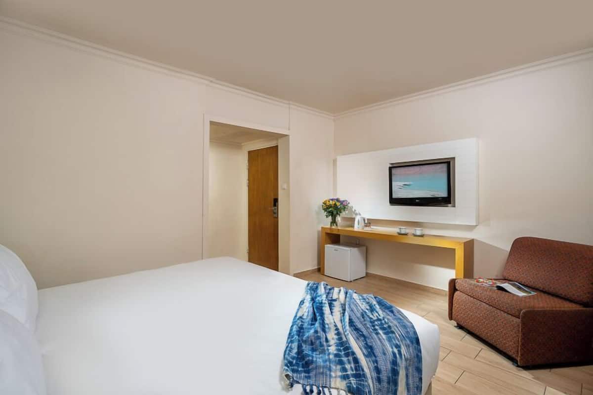 Habitación superior | Ropa de cama hipoalergénica y caja de seguridad en la habitación
