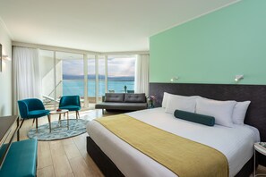 Habitación Deluxe, balcón, vista al mar | Área de sala de estar | Televisión LCD 