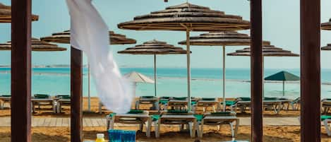 Plage privée, cabines gratuites, chaises longues, parasols