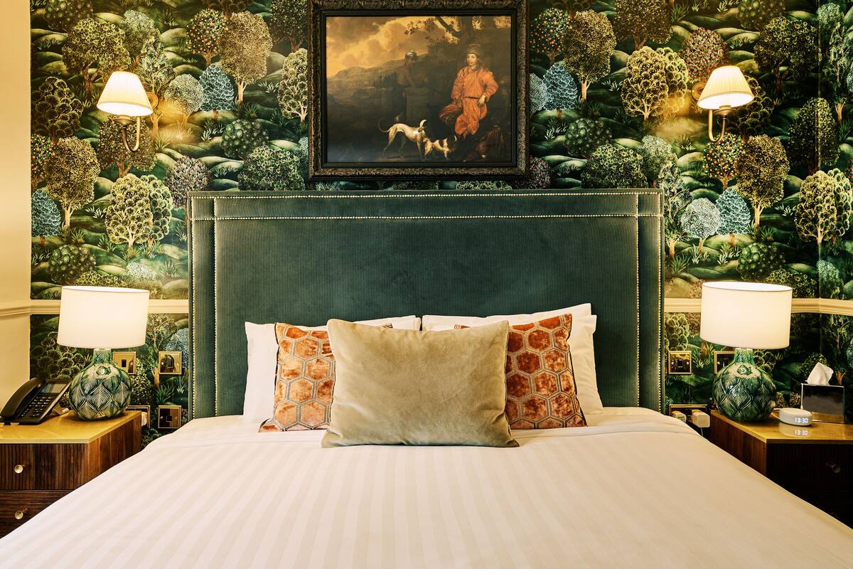 deluxe double room, 1 king bed, non smoking | in-room safe, individually decorated, individually furnished, desk