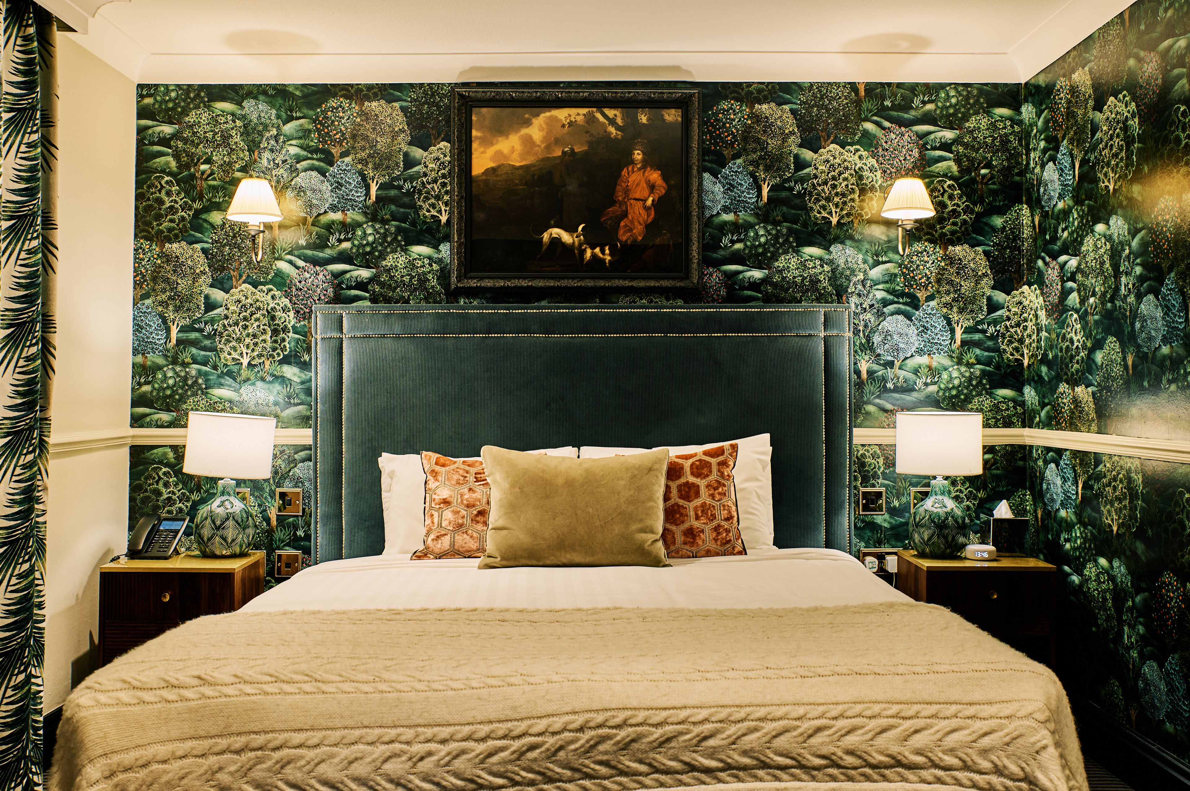 deluxe double room, 1 king bed, non smoking | in-room safe, individually decorated, individually furnished, desk