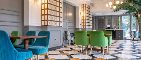 Serveert ontbijt, lunch, diner, Britse gerechten