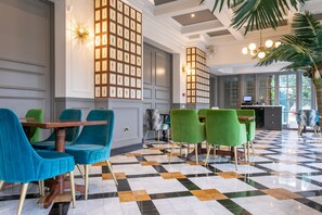 Serveert ontbijt, lunch, diner, Britse gerechten