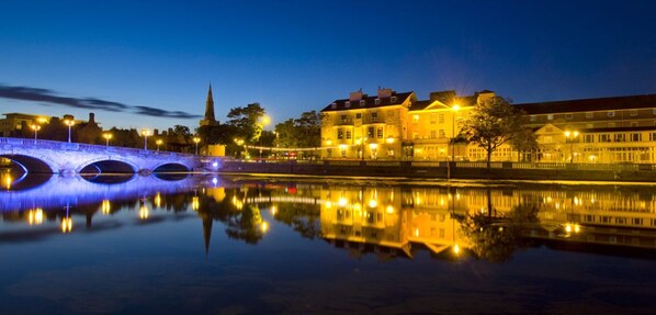 Voorkant accommodatie - avond/nacht