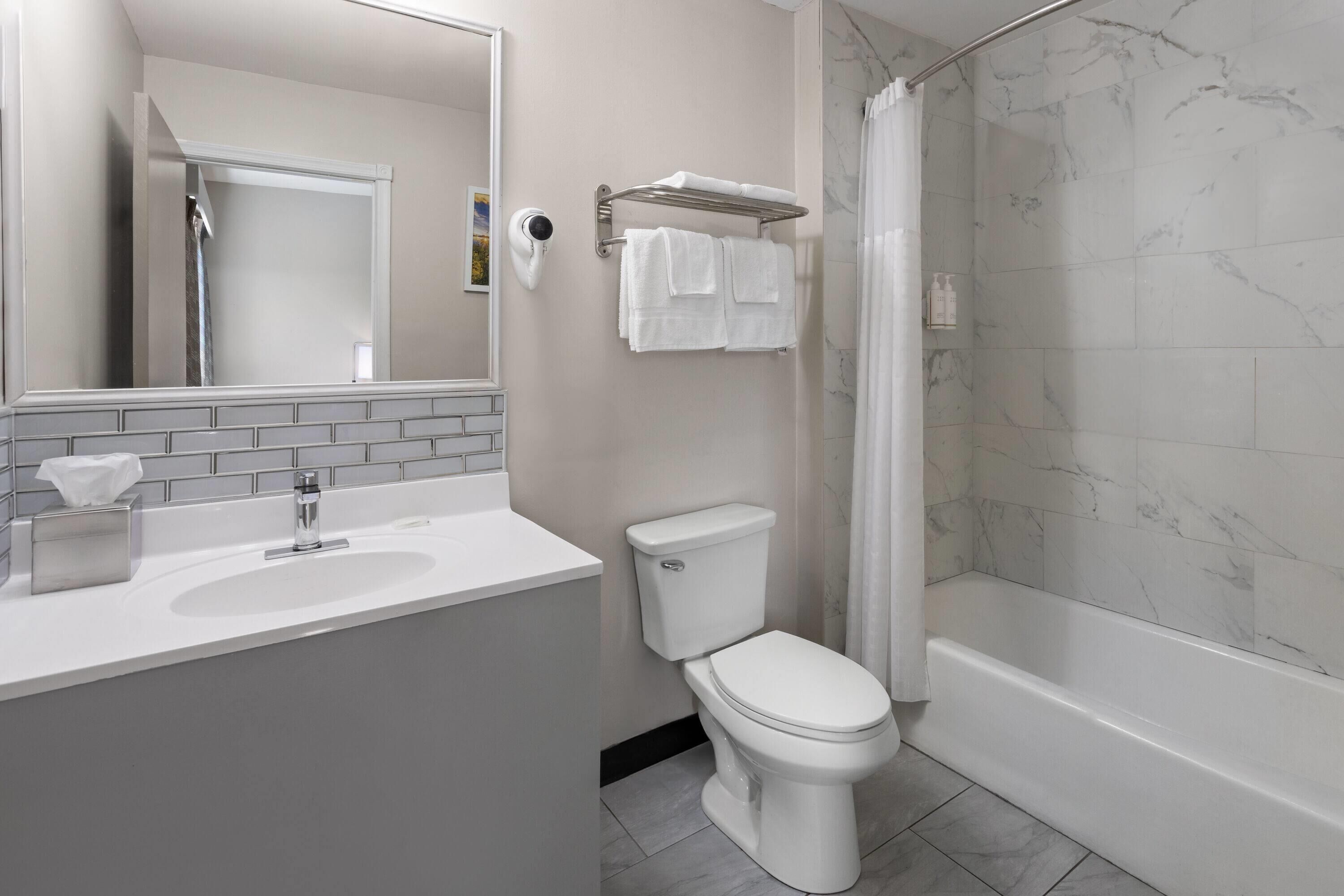 Combined shower/tub, hair dryer, towels