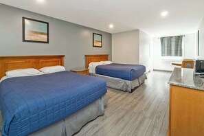 Tabla de planchar con plancha, wifi gratis, ropa de cama y despertador 