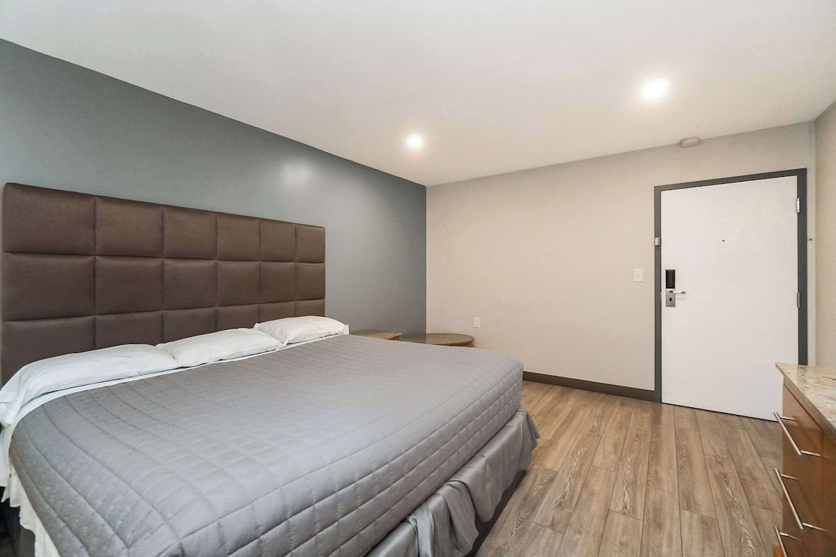 Iron/ironing board, free WiFi, bed sheets, alarm clocks