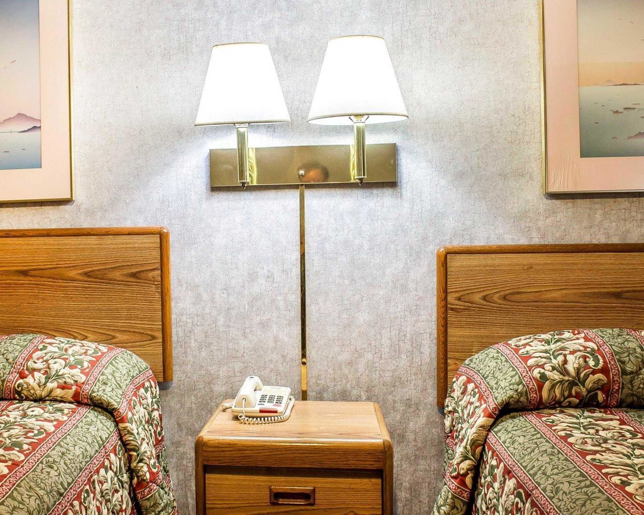 Tabla de planchar con plancha, wifi gratis, ropa de cama y despertador 