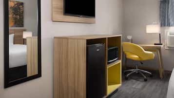 Chambre, 1 très grand lit, non-fumeur (Mobility/hearing, Roll-in Shower) | Fer et planche à repasser, accès au Wi-Fi (inclus), literie fournie