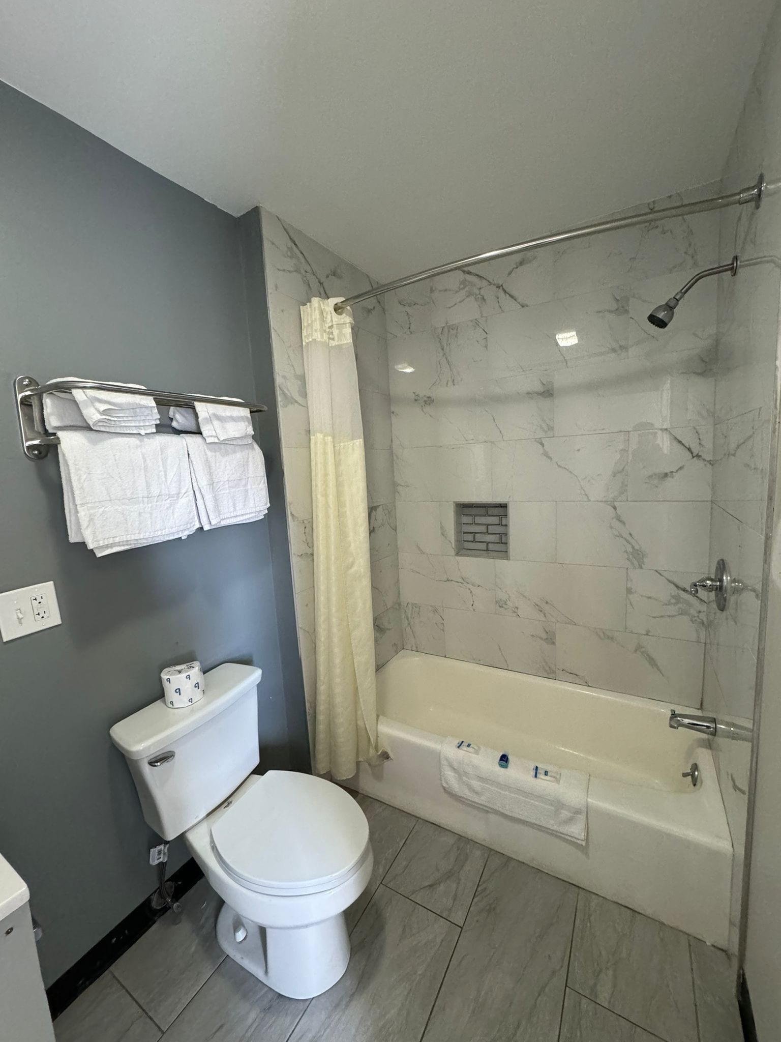 Bañera con ducha, secador de pelo, toallas