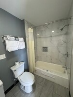 Bañera con ducha, secador de pelo, toallas