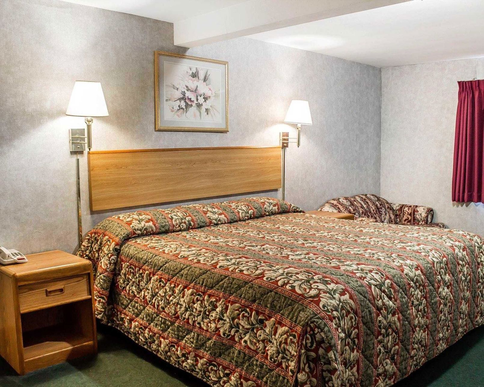 Tabla de planchar con plancha, wifi gratis, ropa de cama y despertador 
