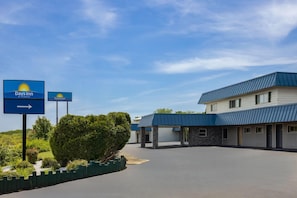 Exterior - Days Inn by Wyndham Moosic (Moosic)