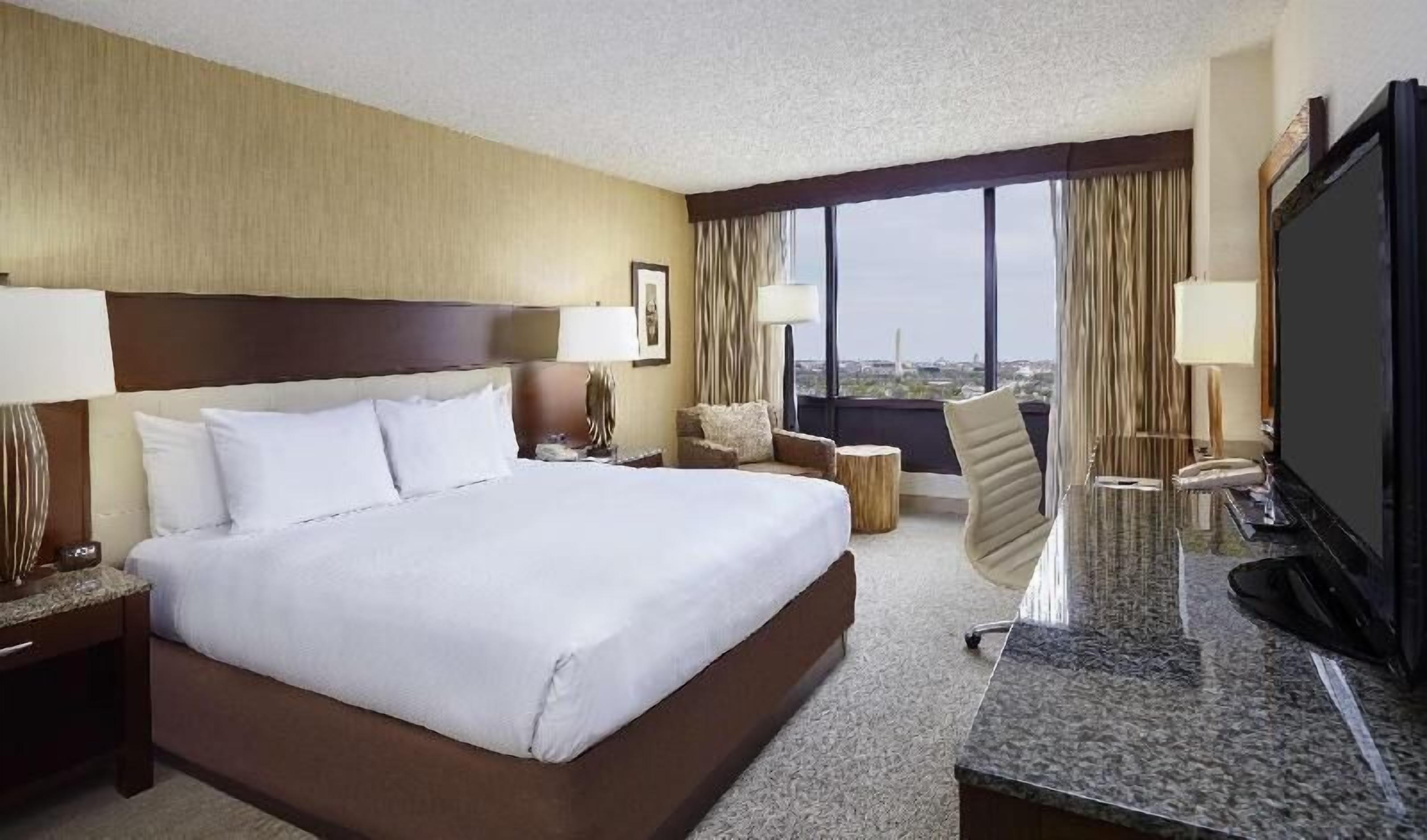 Premium bedding, in-room safe, desk, free cribs/infant beds