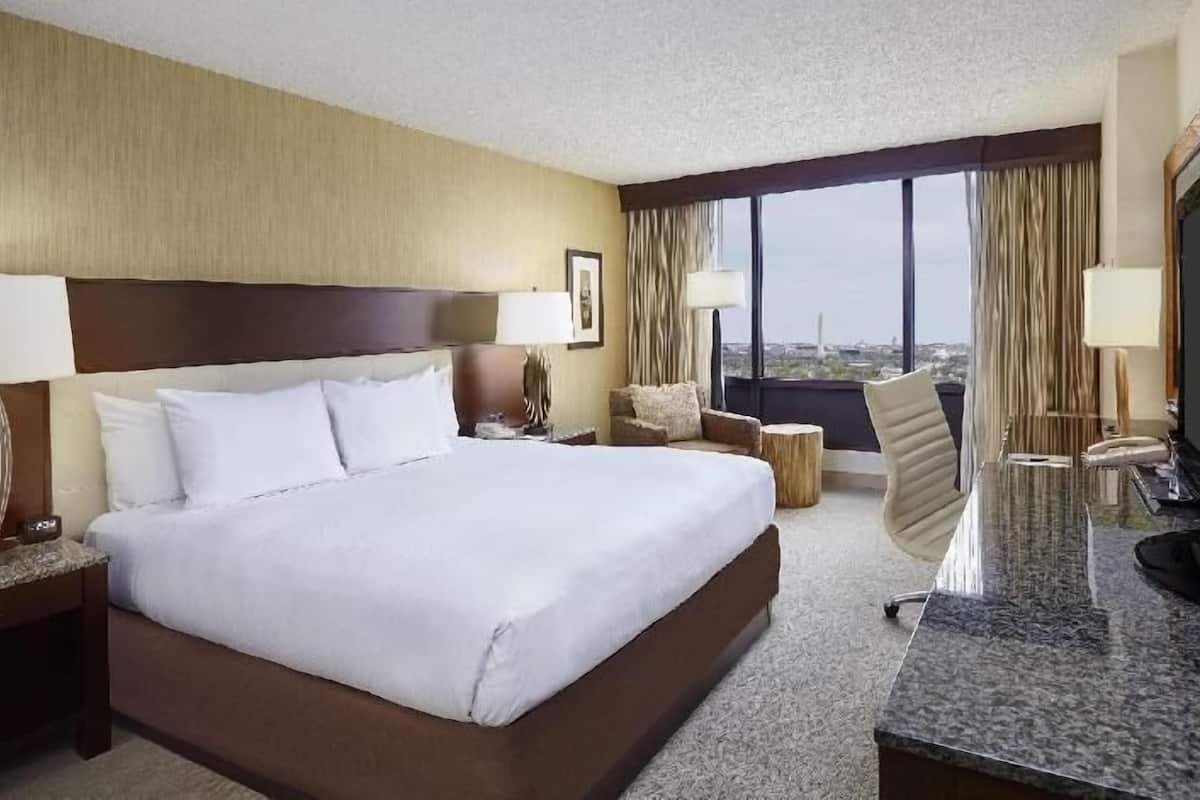 Premium bedding, in-room safe, desk, free cribs/infant beds