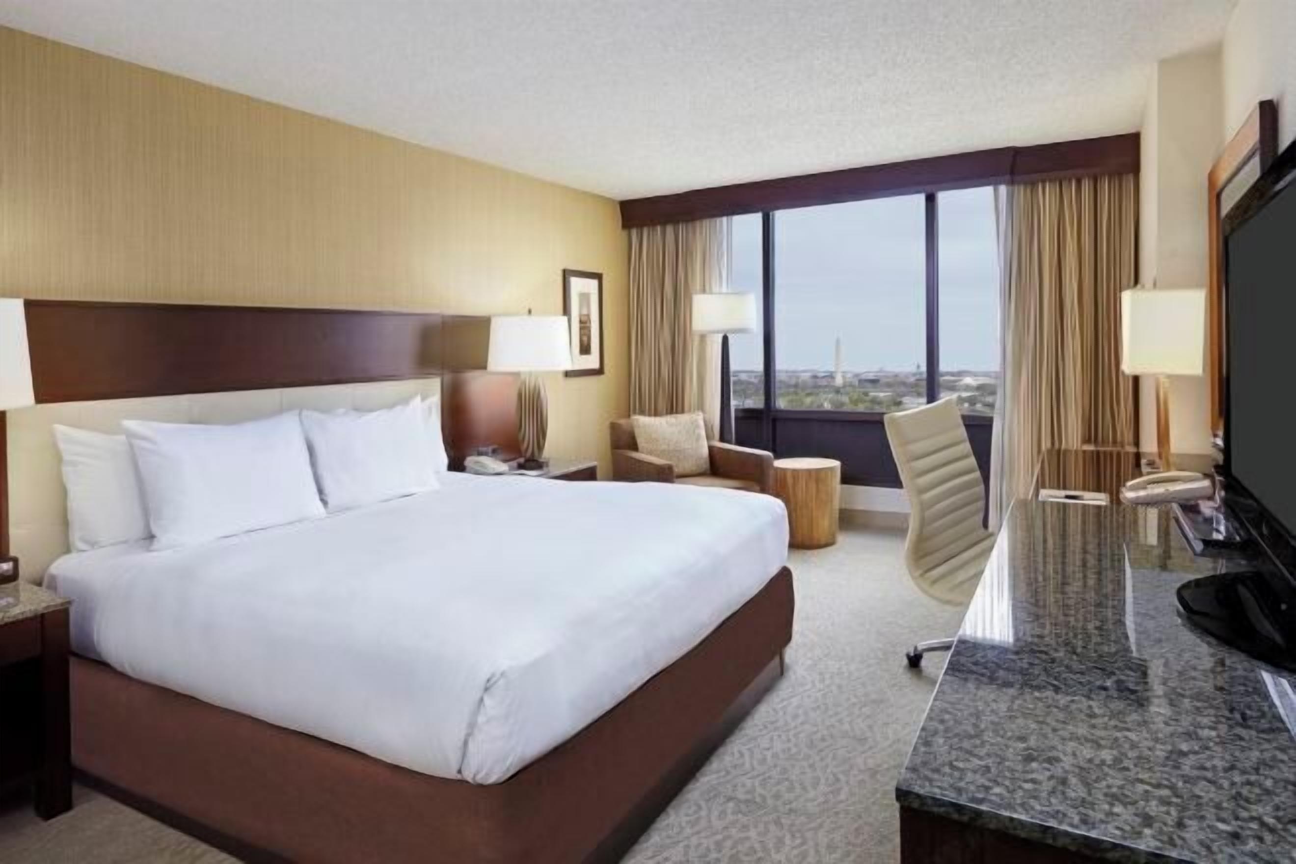 Premium bedding, in-room safe, desk, free cribs/infant beds